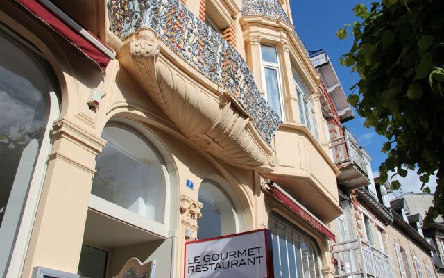 Albert Premier Hotel