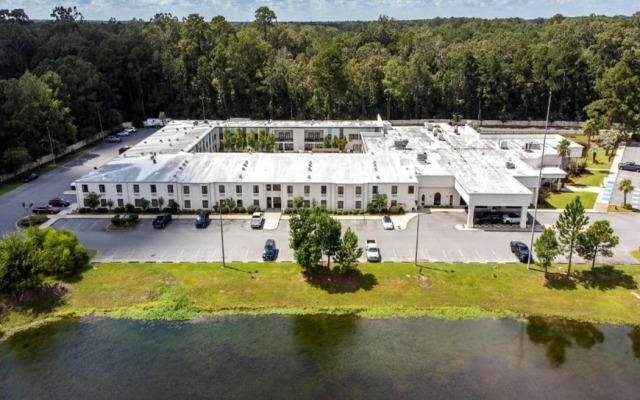 Cottonwood Suites Savannah Hotel & Conference Center