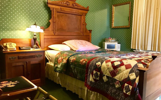 Redstone Inn And Suites