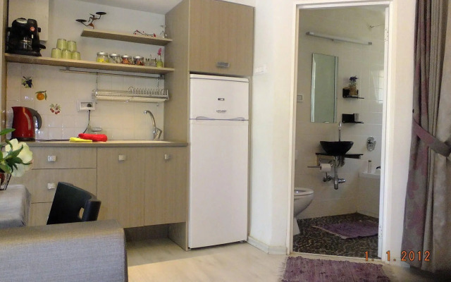 Nuriel Fruit & Guest House