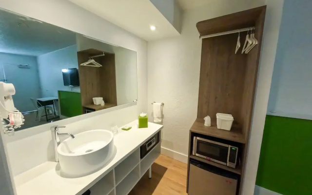Impeccably Clean and Cozy Hotel Room