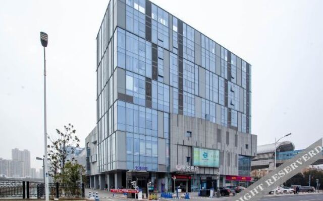 Ibis Styles Hotel (Yangchenghu Zhonglu Metro Station)