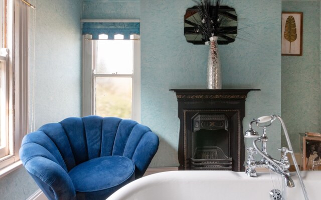 Melrose Lodge 4-bedroom house 1-bed flat