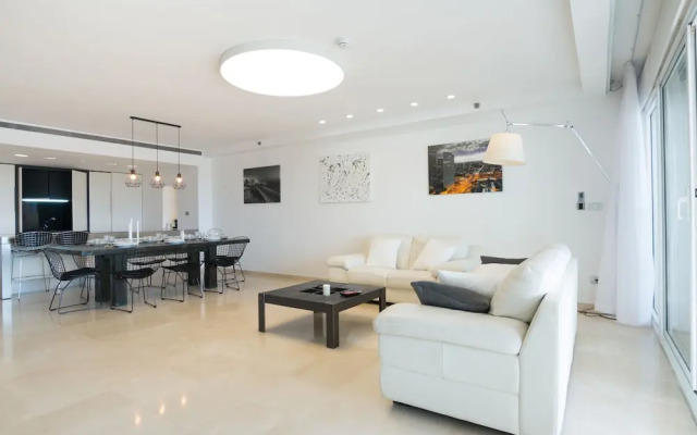 High Class Condo at Marina by FeelHome