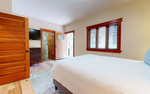 Red Slate Canyon - Modern 2-story Condo