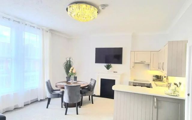 Spacious 3 bedroom flat near the sea