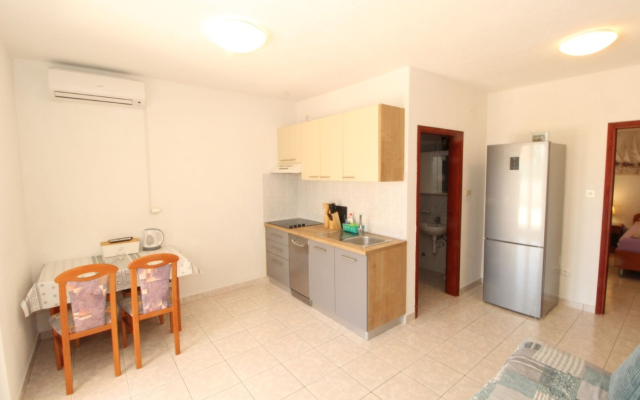 Apartment Uga2 - 70m from the beach: A2-prizemlje Mandre, Island Pag