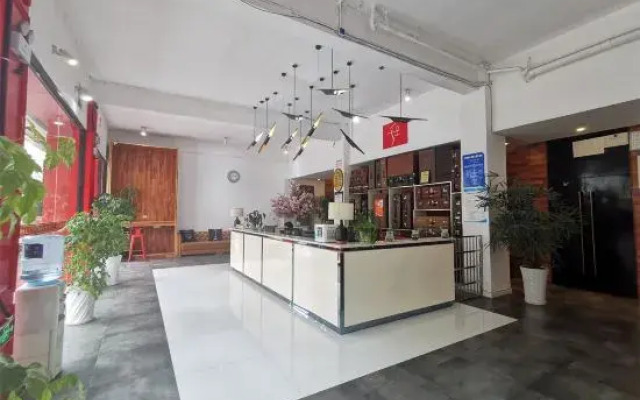 Huaying Qianli Express Hotel