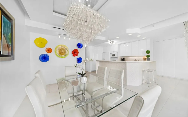 Modern and Bright Penthouse With Ocean View
