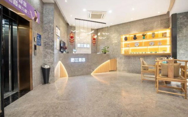 Roland Fashion Hotel (Tonghuai Subway Station T10 Tanshili Shopping Center Store)