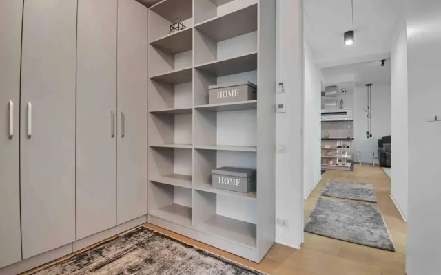 Lake Panorama Loft 5 star Location, Queen Bed, Views