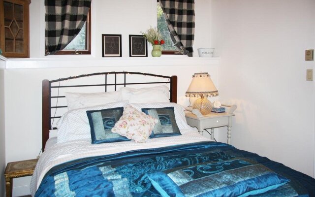 2 Moon Cottage Bed & Breakfast
