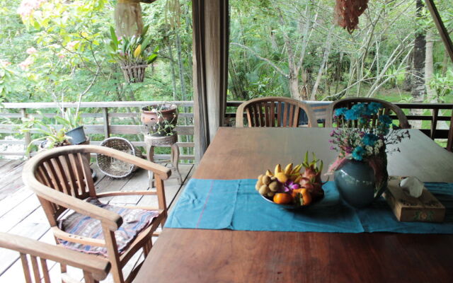 Thai Teak House Garden Homestay