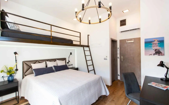 Premium Rooms by Hi5 - Style at the Comedy Theater