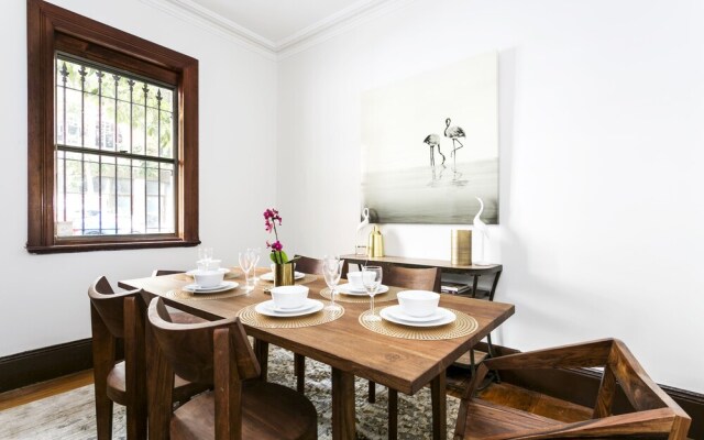 Spacious 3 Bedroom Minutes To CBD