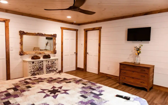 Bigfoots Retreat 2 Bedroom Chalet by RedAwning