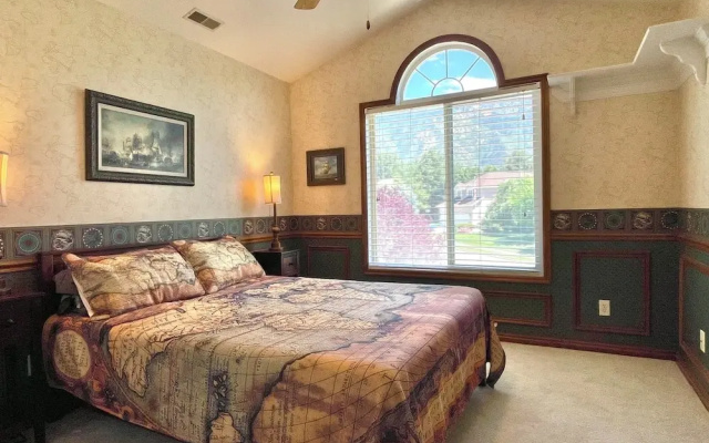 8-Bedroom Home at the Foot of Mountains