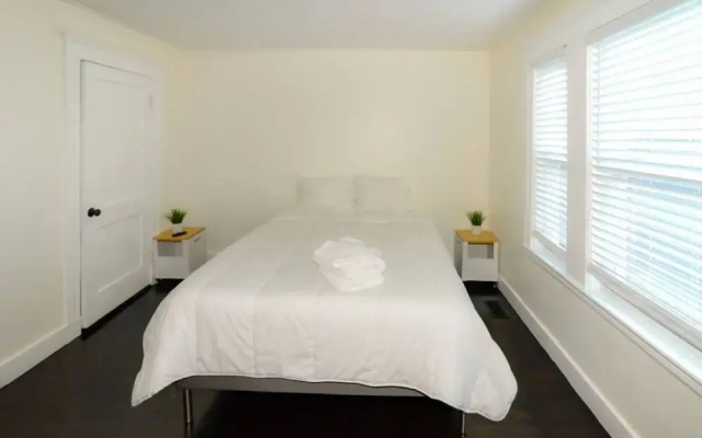Modern Three Bedroom Condo - Near Boston