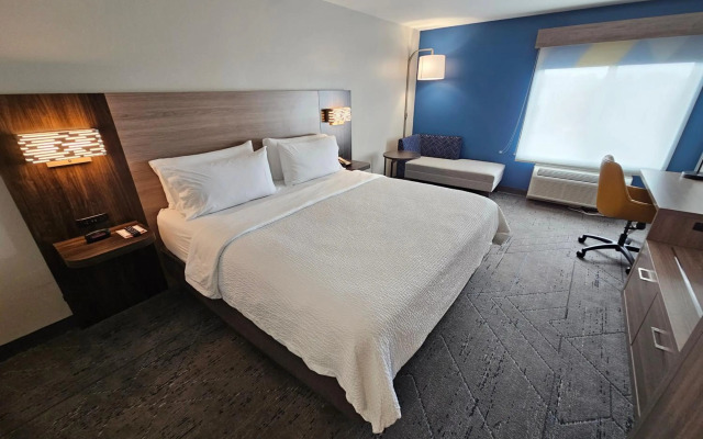 Holiday Inn Express Hotel & Suites Cincinnati-Blue Ash by IHG