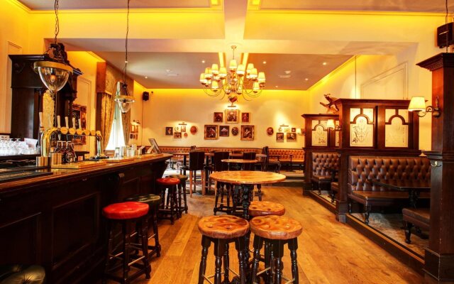 White Hart Hotel & Apartments