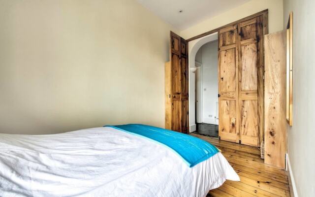 Heart of the City: St Andrew Square 2bed/2bath Apt