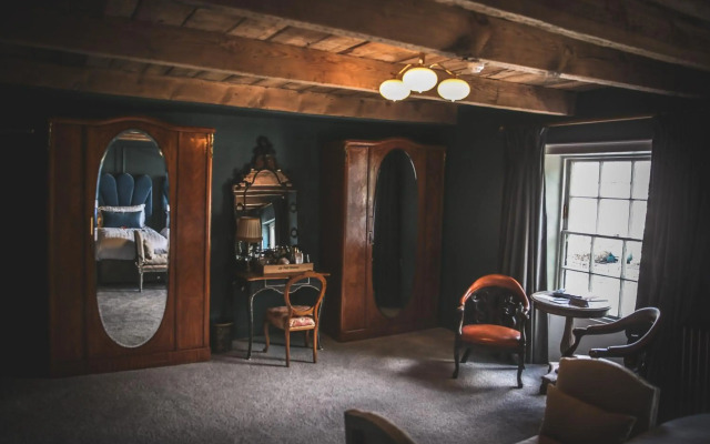 Le Petit Chateau & William de Percy