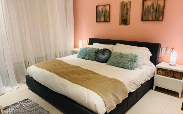 Modern Condo quiet and close to beach