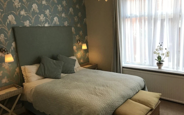 Hollies Guest House