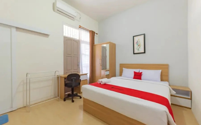 RedDoorz Syariah @ Jl. Candi Kalasan – Guest Rooms – Malang