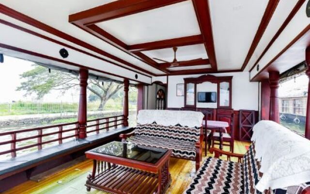 OYO 25089 Gold River Indraprastha Houseboat