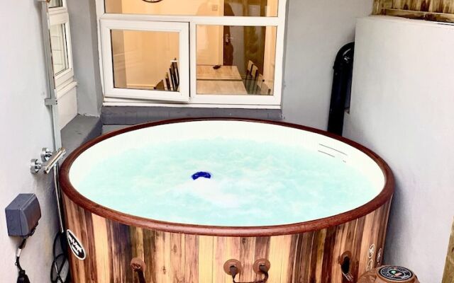 Victory Luxury Hot Tub House