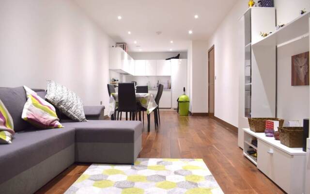 1 Bedroom Apartment Accommodates 4 in Kilburn