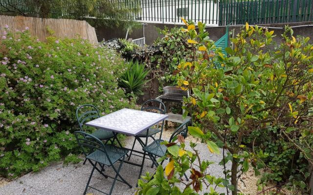 Monovano Furnished With a Small Garden