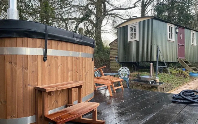 Tranquil Cabin Retreat Near Chepstow