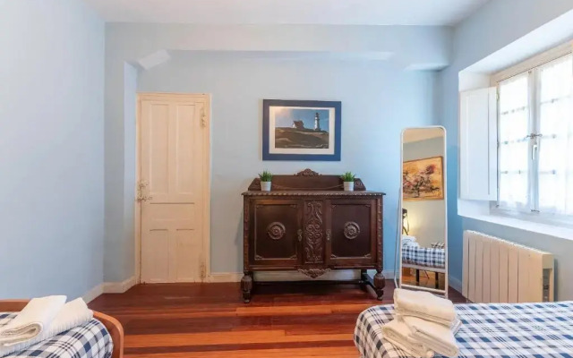 Antigua casa de escritor junto a la playa