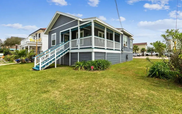 Tina Marie - Just 1 Block To Seawall Beach! 3 Bedroom Home by Redawning