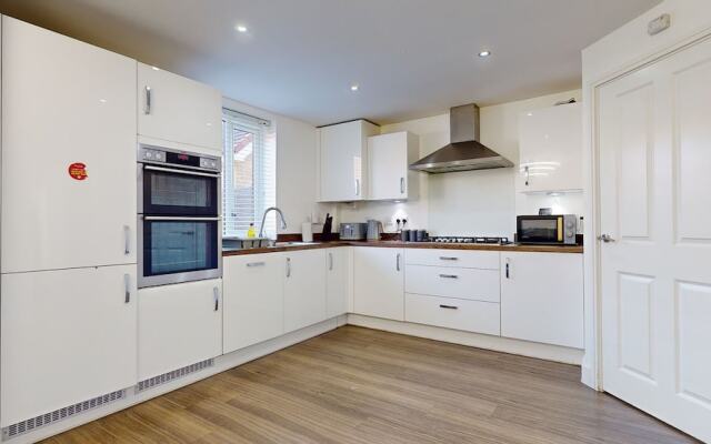 Tms Lovely 5-bed House in Stanford-le-hope
