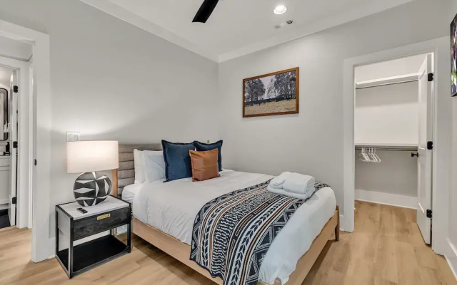 Bass - Private Rooftop - 8 Mins to Broadway