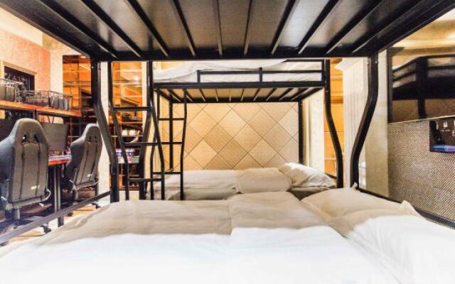 No.7 Theme Hotel