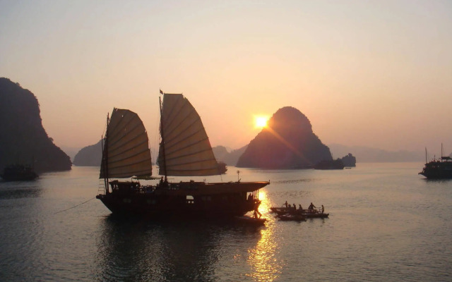 Halong Paloma Cruise