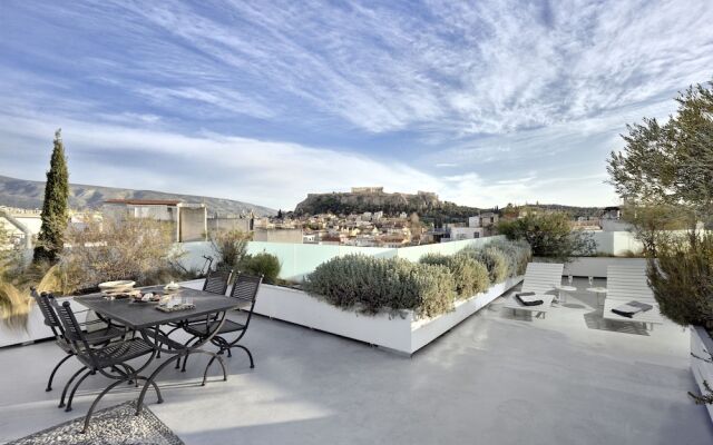 Alto Psyrri Penthouse by K&K
