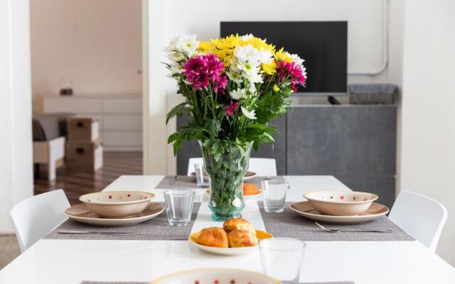 Mirror House Lovely Apartment