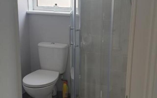 Modern 2 bed apartment with parking