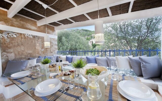 Charming mansion with pool sea view