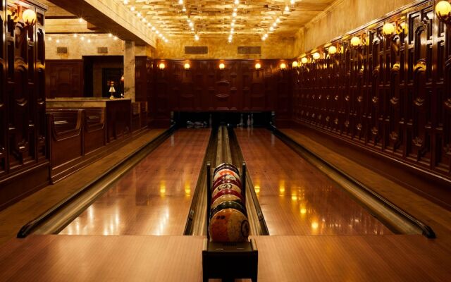 Lafayette Hotel & Club