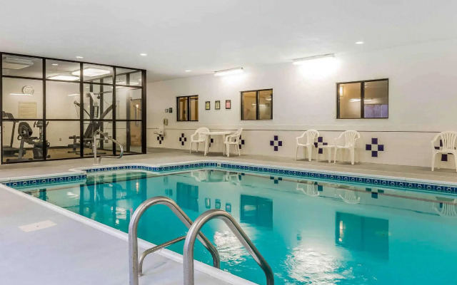 Comfort Inn & Suites East Moline near I-80