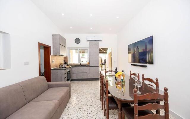 Traditional 3 bedroom home with hot tub (NEW)