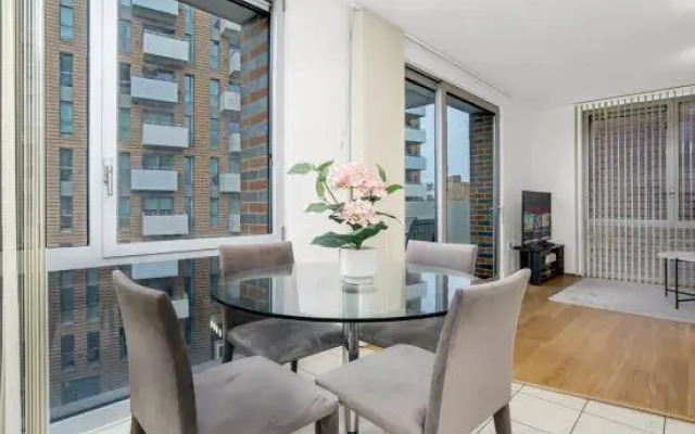 Charming 2 Bedroom Flat in Bromley By Bow