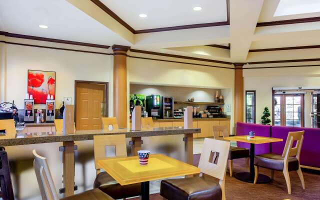 La Quinta Inn & Suites by Wyndham Raleigh Crabtree