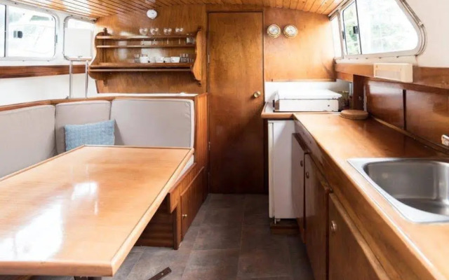 Authentic Houseboats Amsterdam
